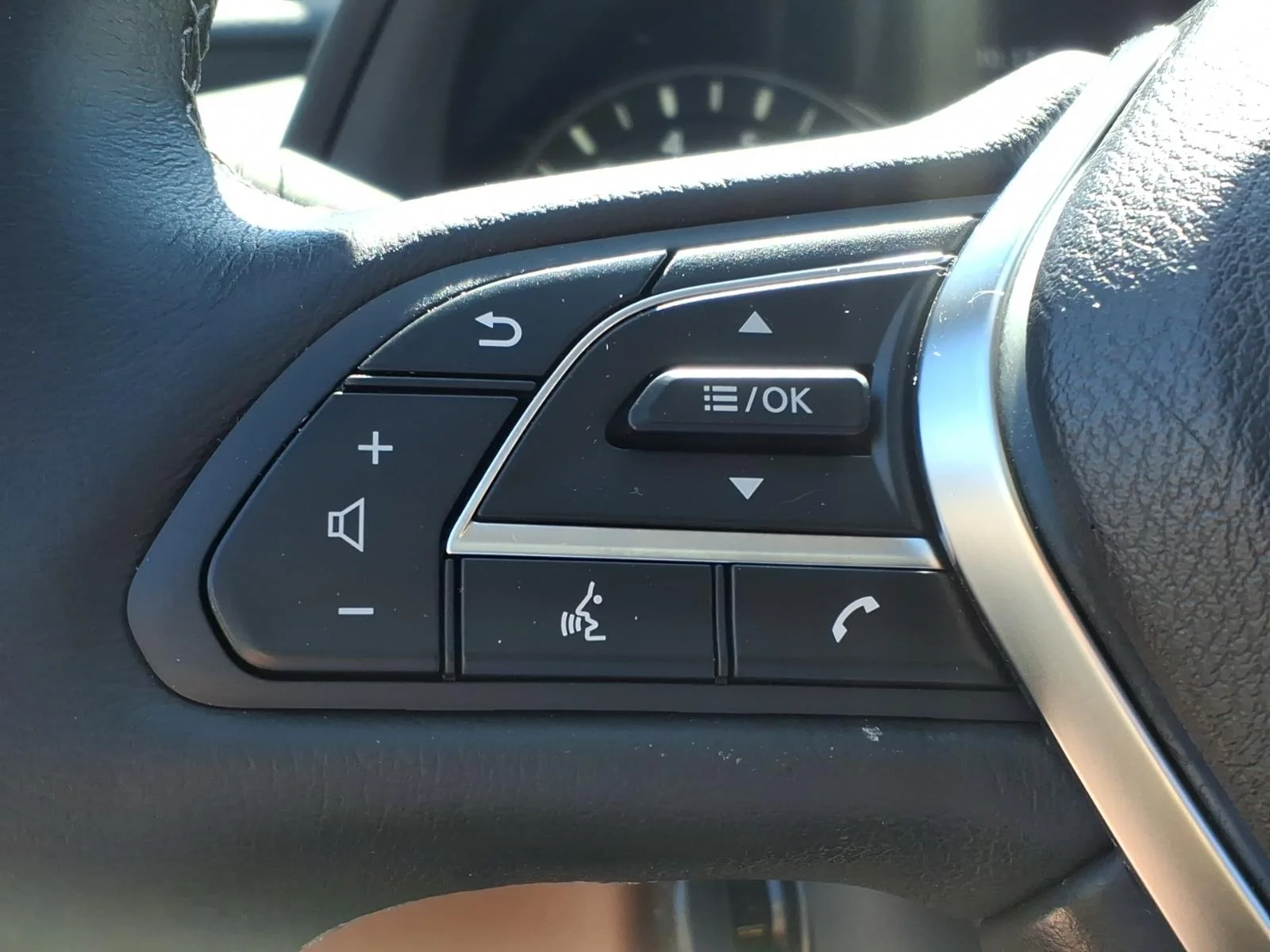 Certified Used 2023 Black INFINITI LUXE image 13