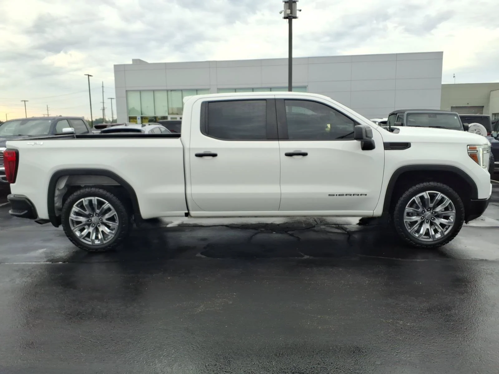 Used 2021 Summit White GMC Base image 25