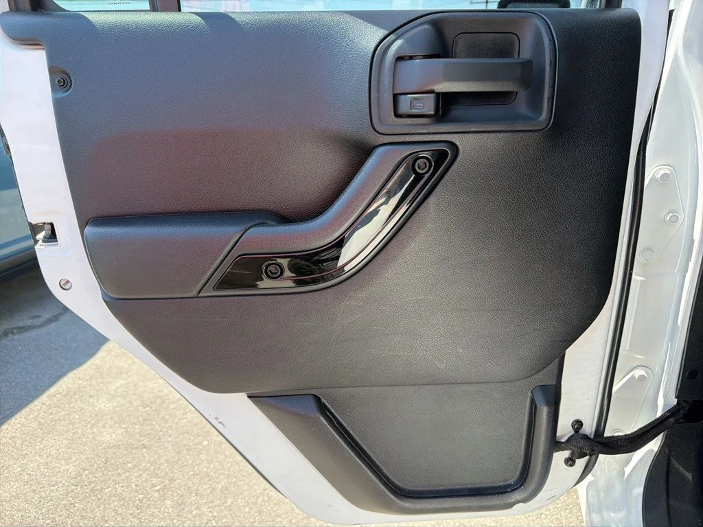 Used 2014 White Jeep Unlimited Sahara image 21