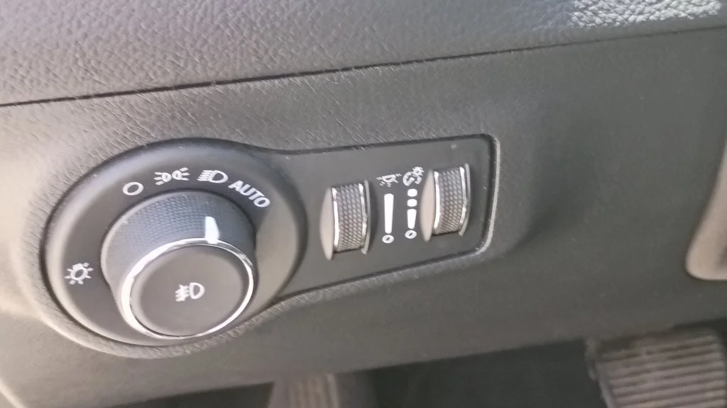 Used 2021 White Jeep Latitude image 21