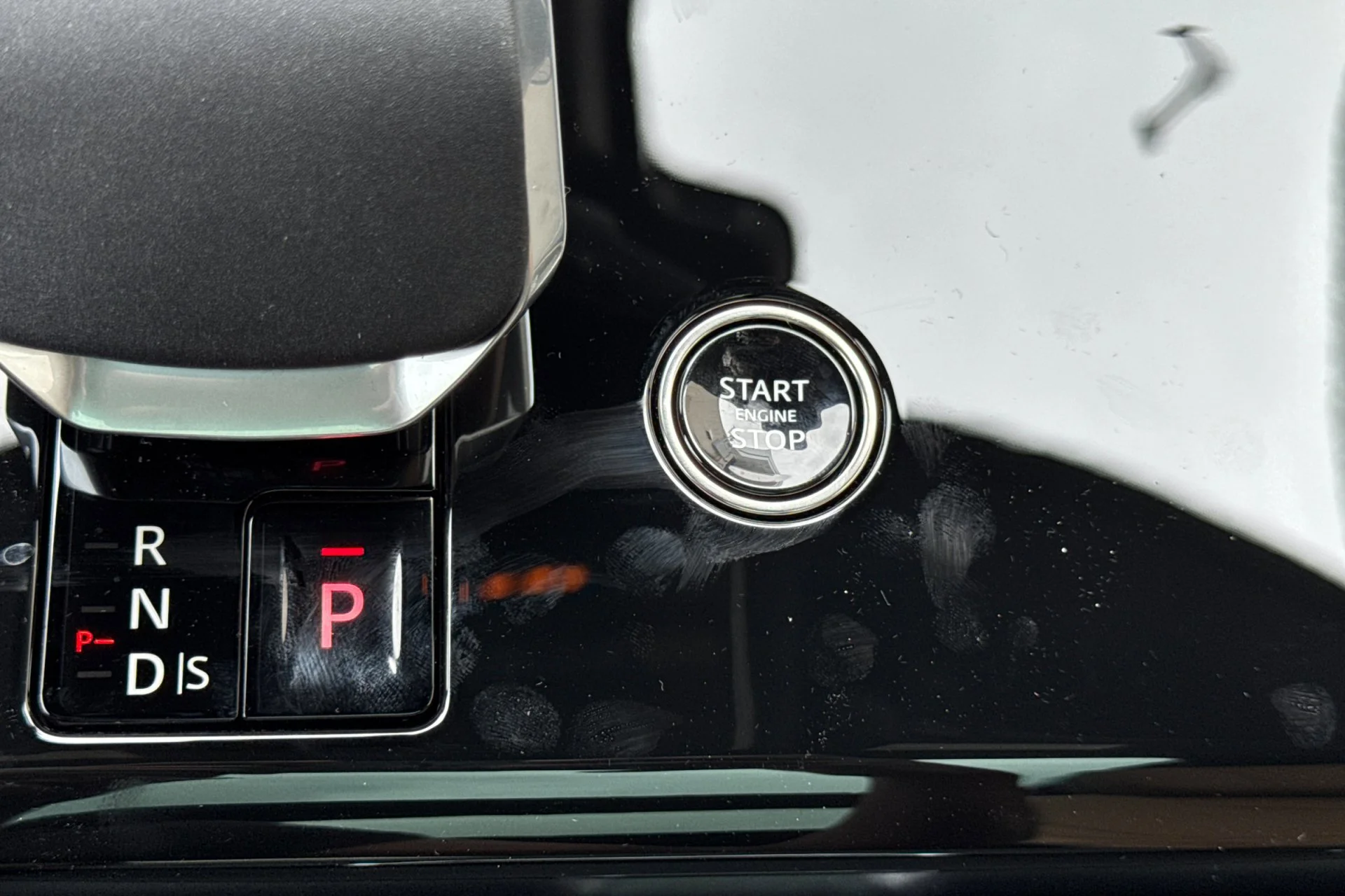 New 2026 FUJI WHITE Land Rover Dynamic SE image 25
