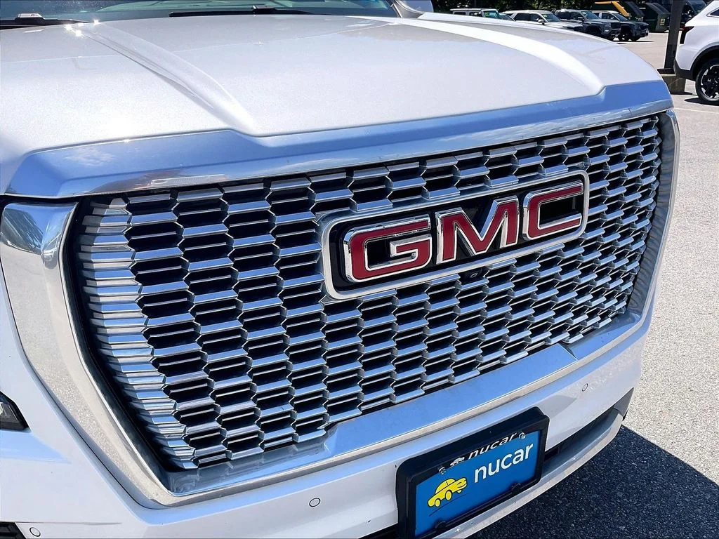 Used 2022 White Frost Tricoat GMC Denali image 31
