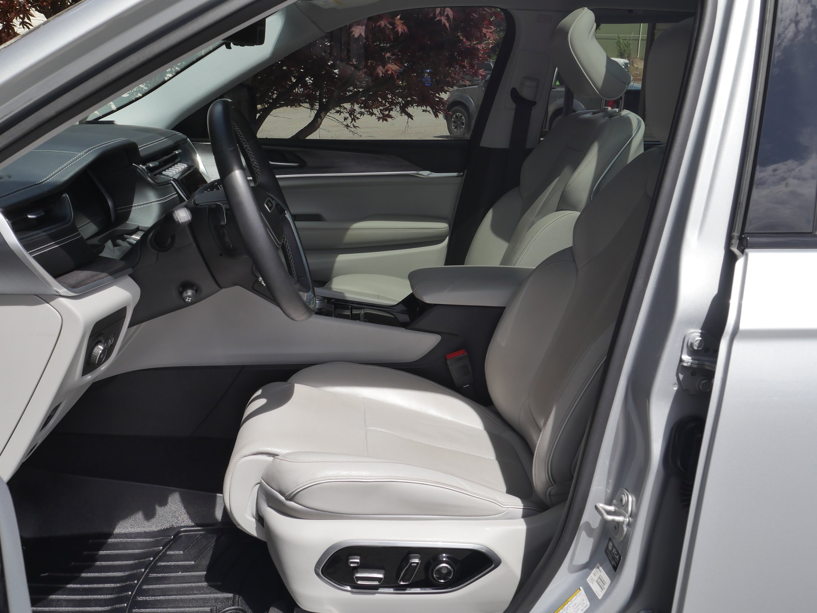 Used 2021 Silver Zynith Jeep Overland image 3