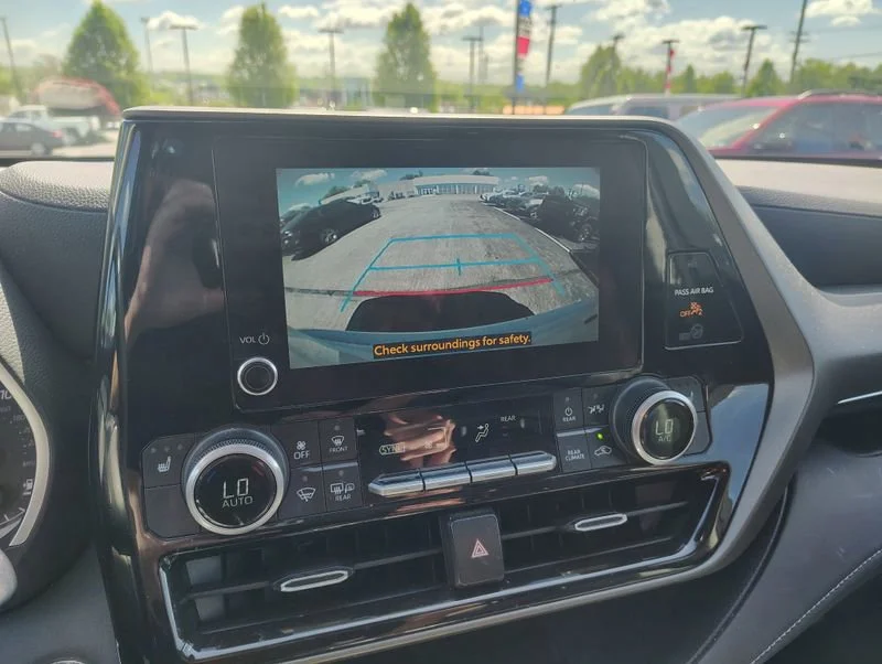 Used 2023 Off-white Toyota XLE image 14