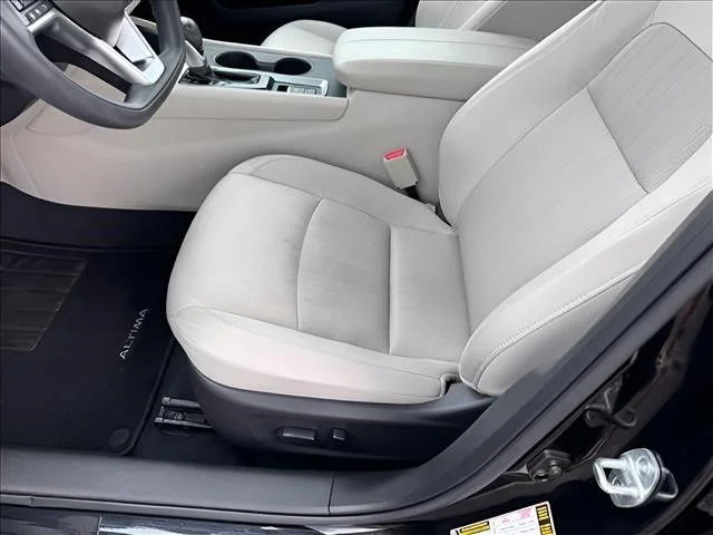 Used 2020 Black Nissan 2.5 S image 6