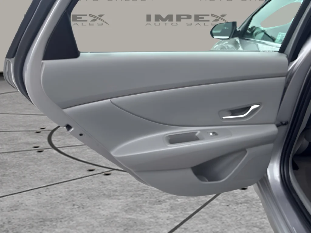 Used 2025 Silver Hyundai SEL Convenience image 27