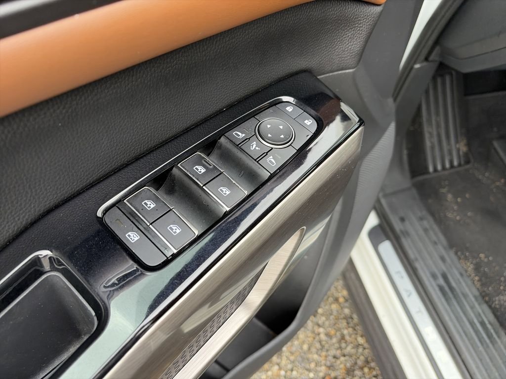 Used 2023 White Nissan Platinum image 18
