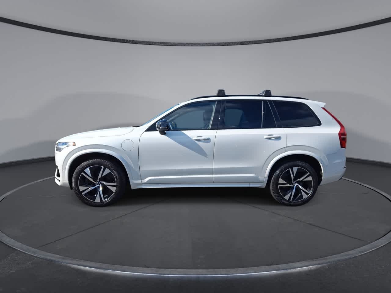 Used 2022 White Volvo R-Design image 5