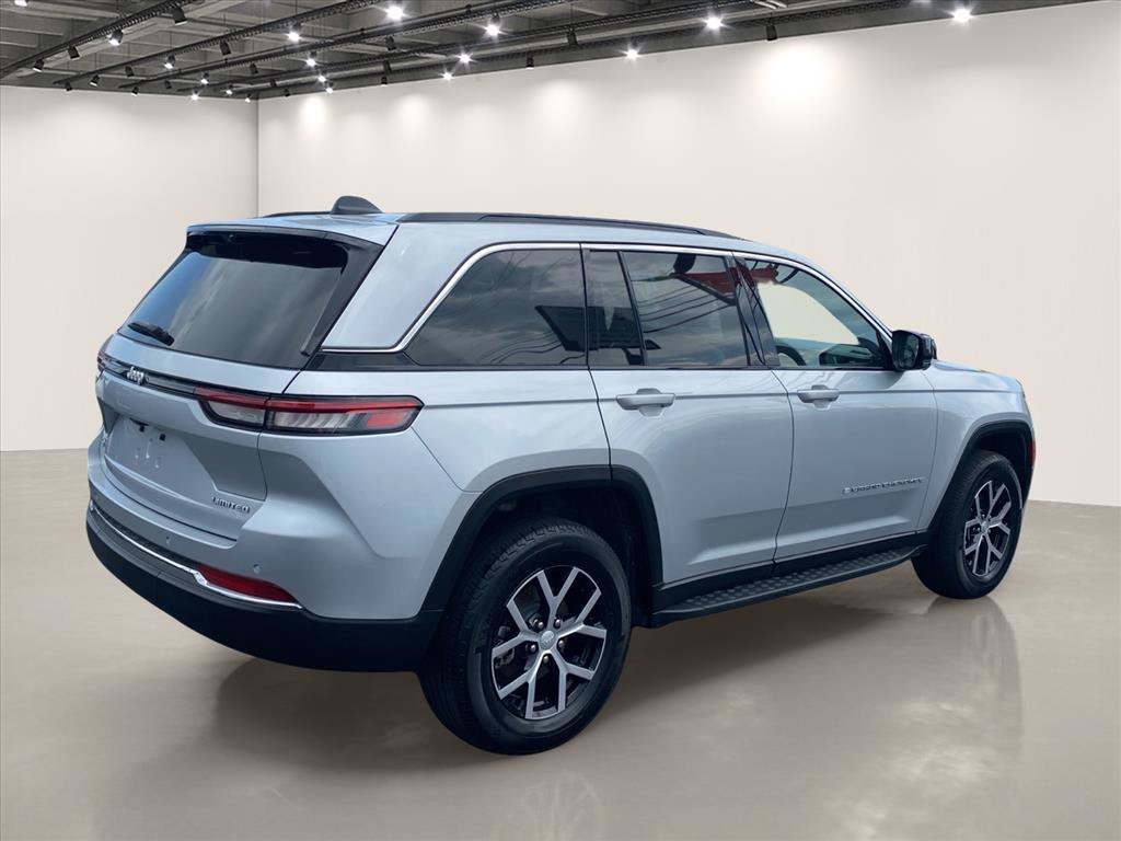 Used 2025 Silver Zynith Jeep Limited image 7