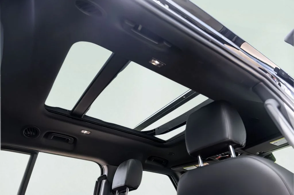 Used 2023  Land Rover SE image 37