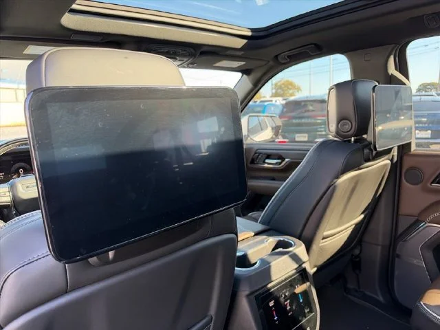 Used 2025 White Frost Tricoat GMC Denali Ultimate image 22