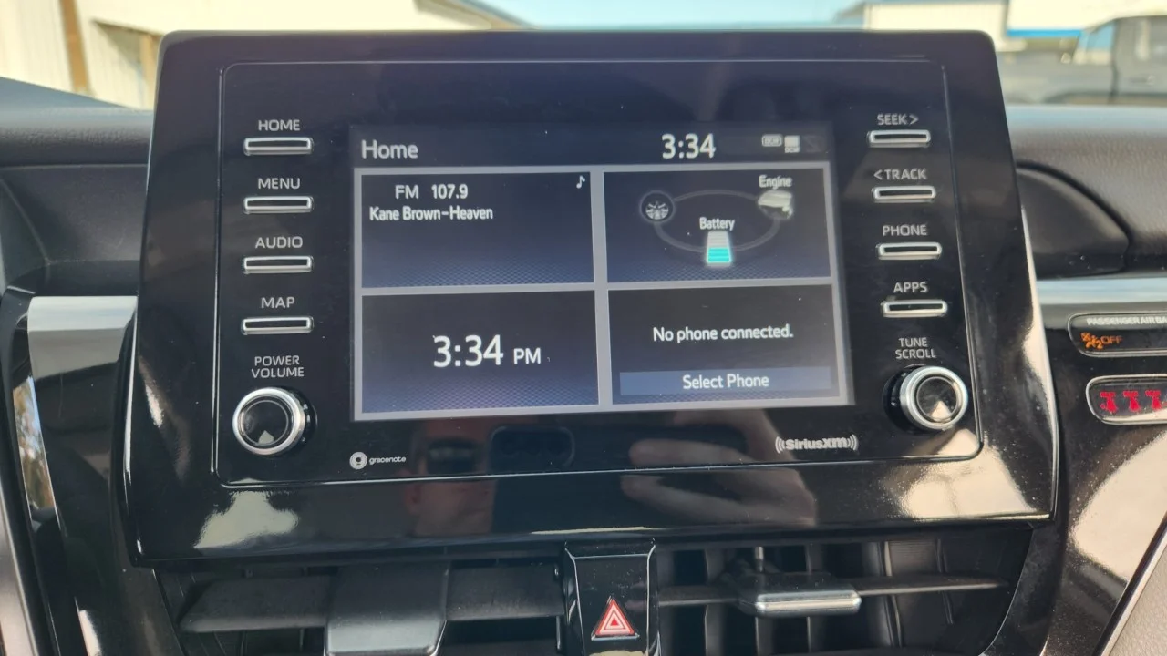 Used 2024  Toyota Hybrid SE image 13