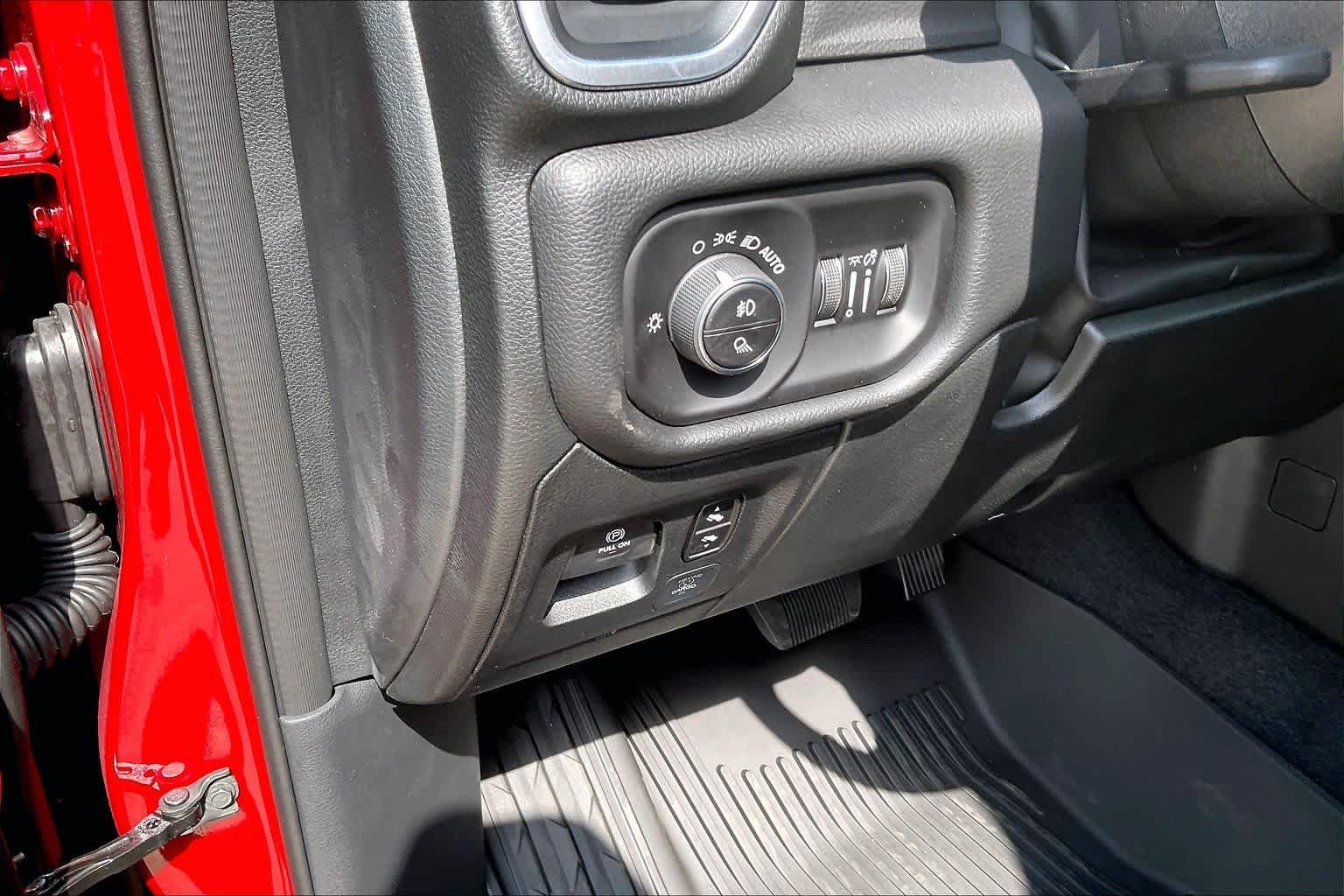 New 2026 Molten Red Pearl-Coat Exterior Paint RAM Big Horn image 18