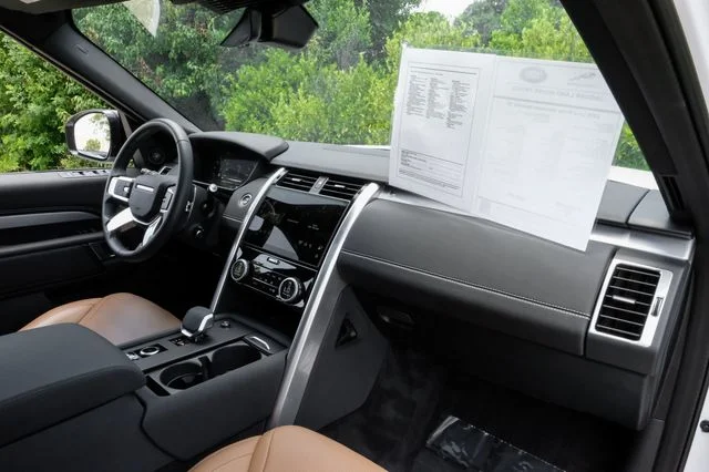 Used 2025 White Land Rover Dynamic SE image 21