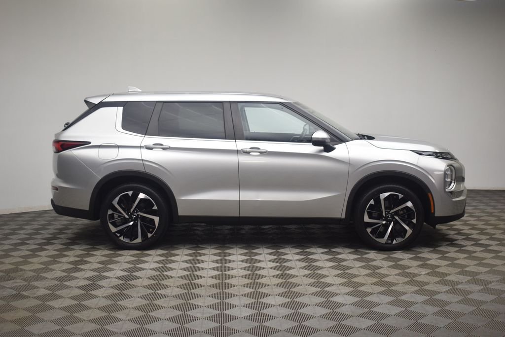 Used 2022  Mitsubishi ES image 10