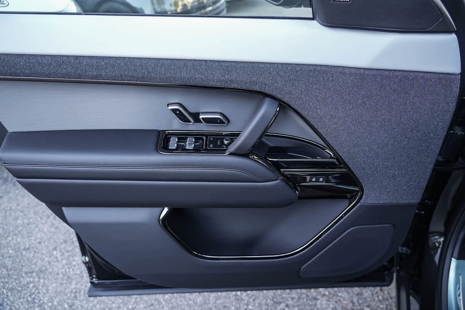 New 2026 Santorini Black Land Rover Dynamic SE image 20