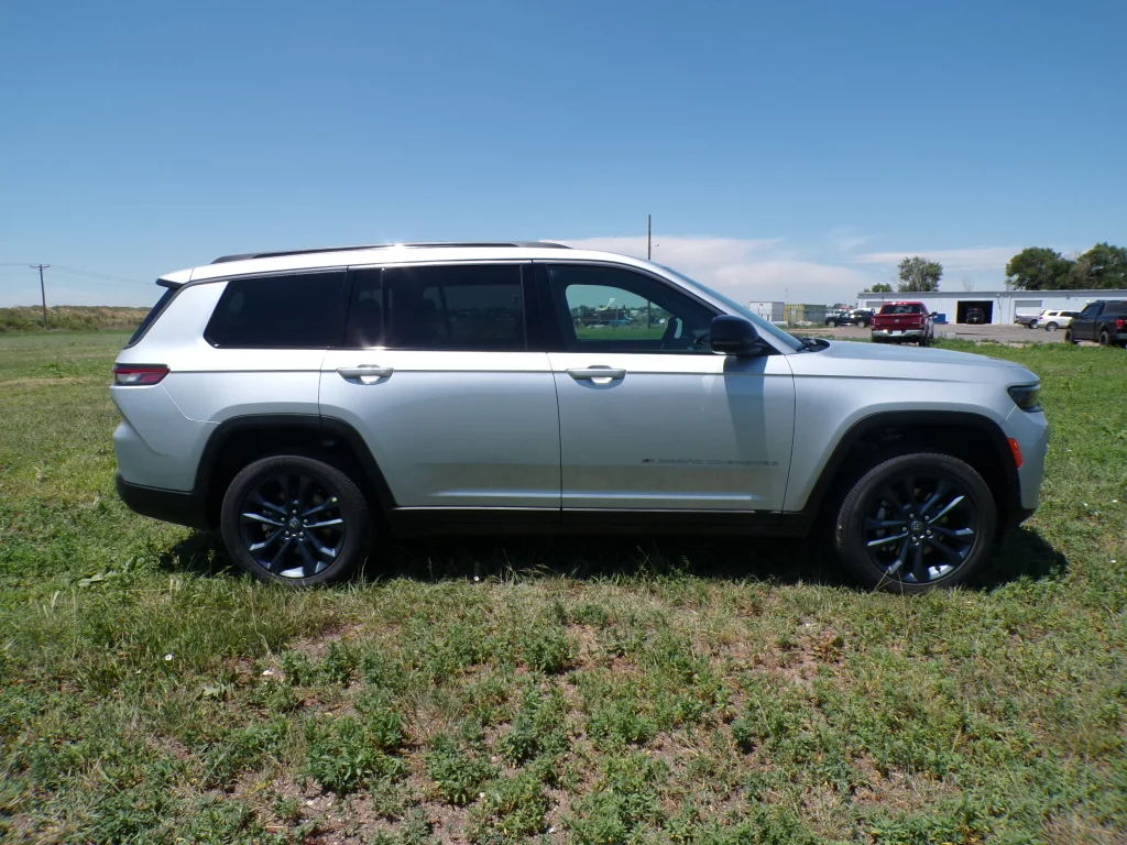 New 2026 Silver Zynith Exterior Paint Jeep 85th Anniversary Edition image 3