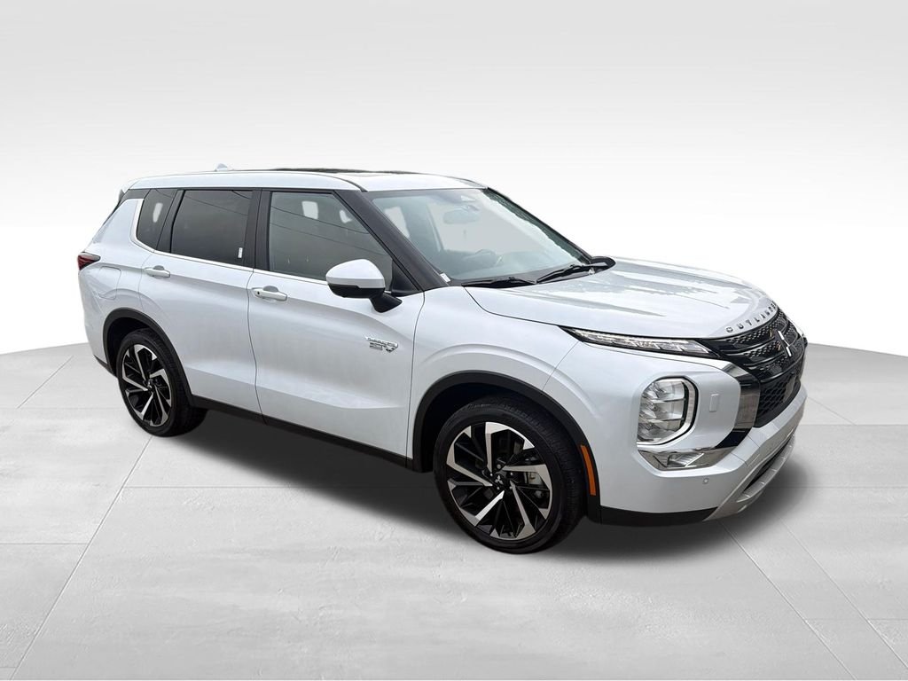 Used 2025 White Mitsubishi SE image 7