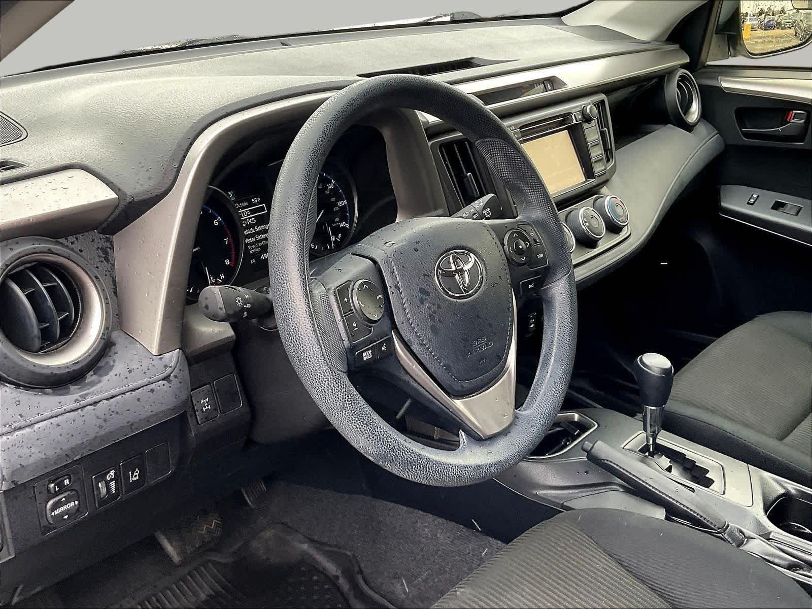 2017 Toyota RAV4 LE - Photo 18