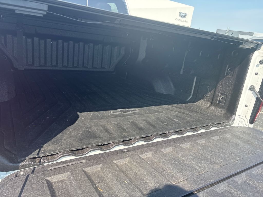Used 2025 White Chevrolet Z71 image 9