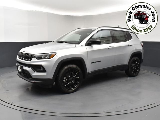 New 2026 Silver Zynith Metallic Clearcoat Jeep Latitude image 3