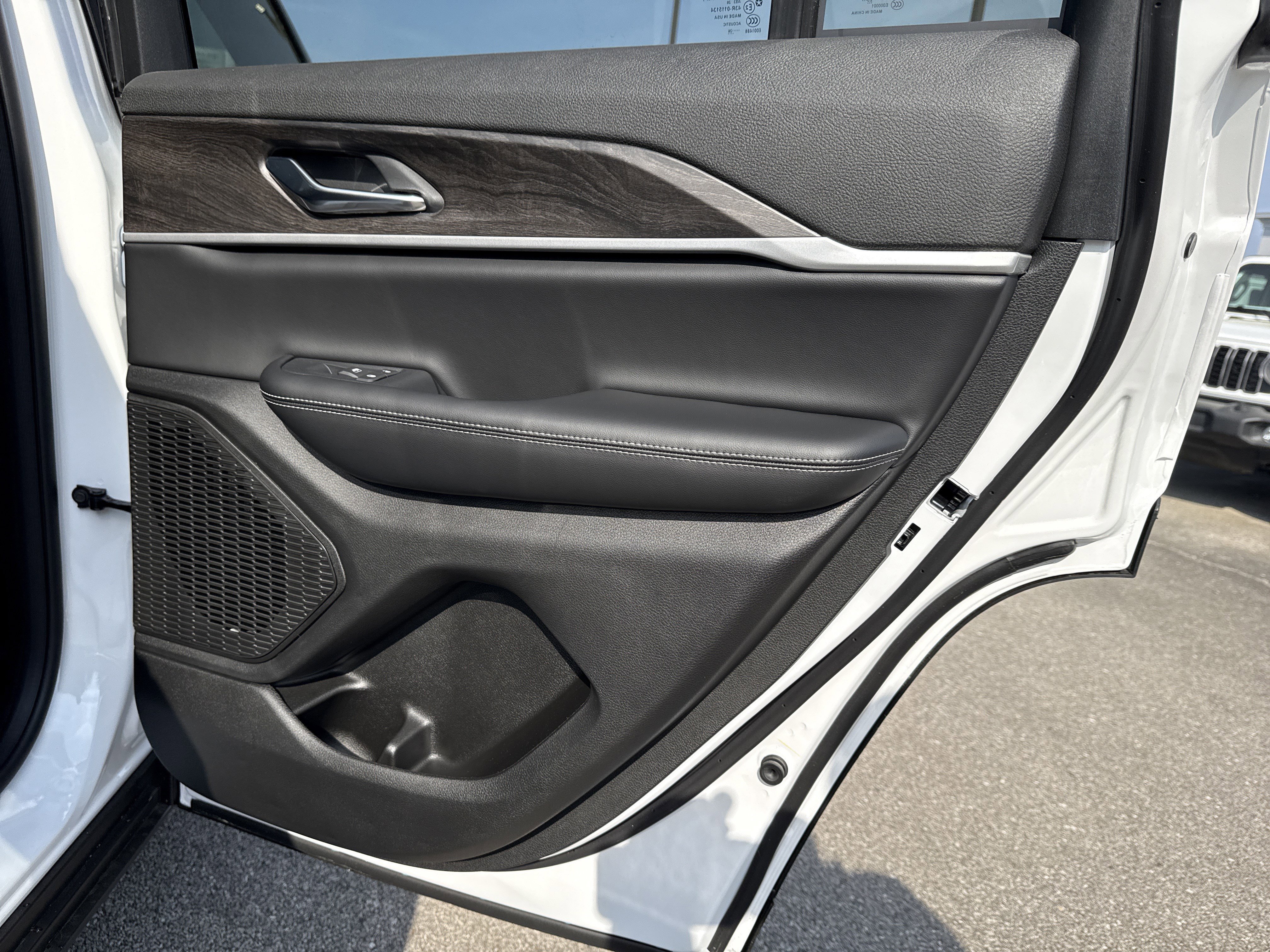 New 2026 Bright White Clear-Coat Exterior Paint Jeep Altitude image 17
