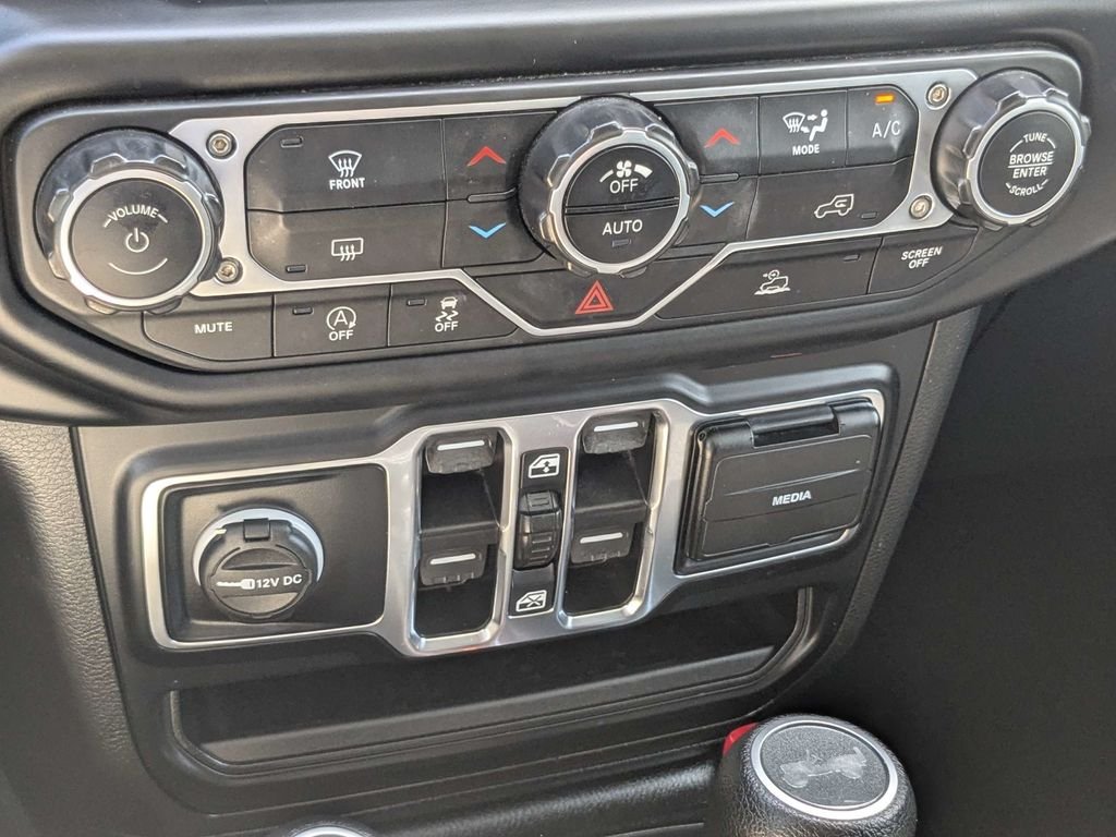 Used 2023 White/off-white Jeep Sahara image 23