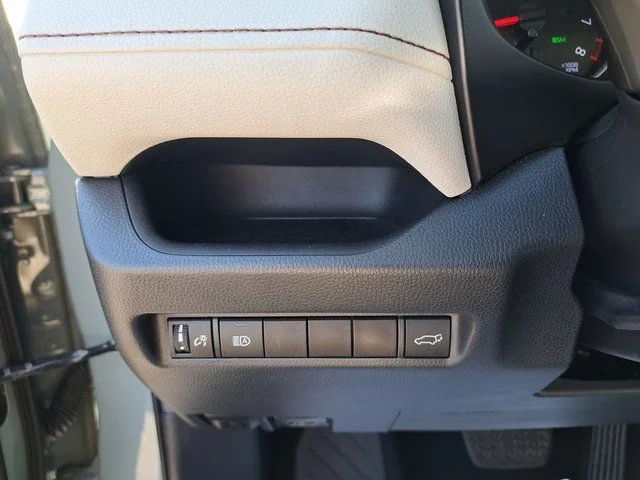 Certified Used 2020  Toyota XLE Premium image 31