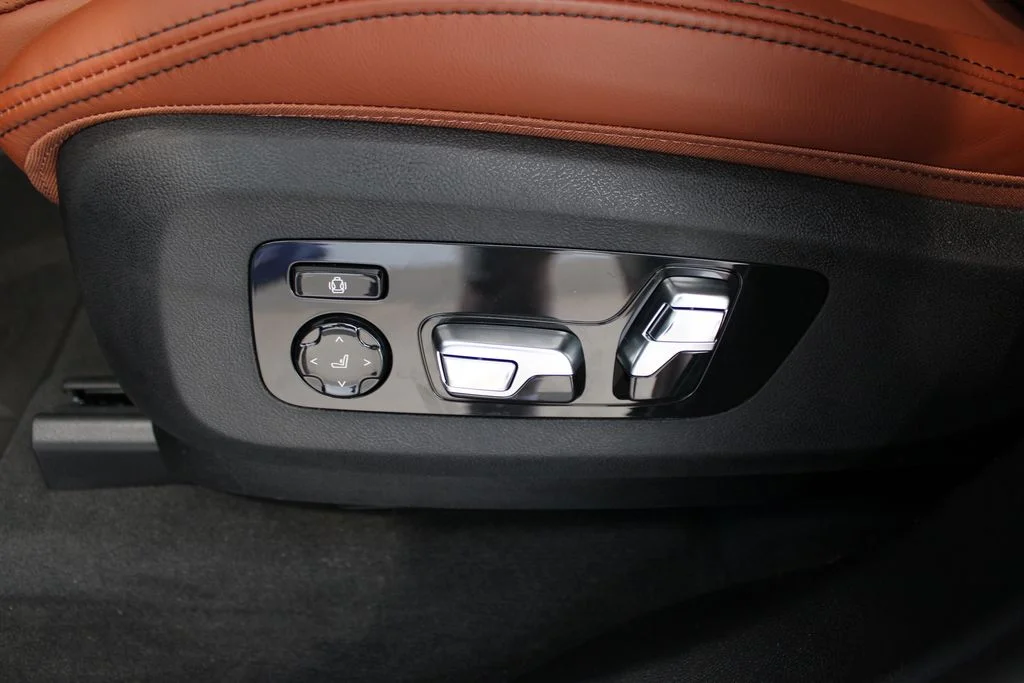 Used 2025 Blue Metallic BMW M60i image 27