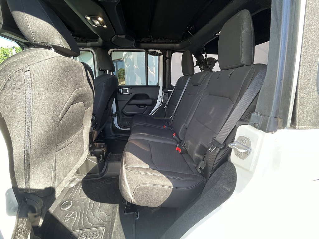 2022 Jeep Wrangler Unlimited Sahara - Photo 18