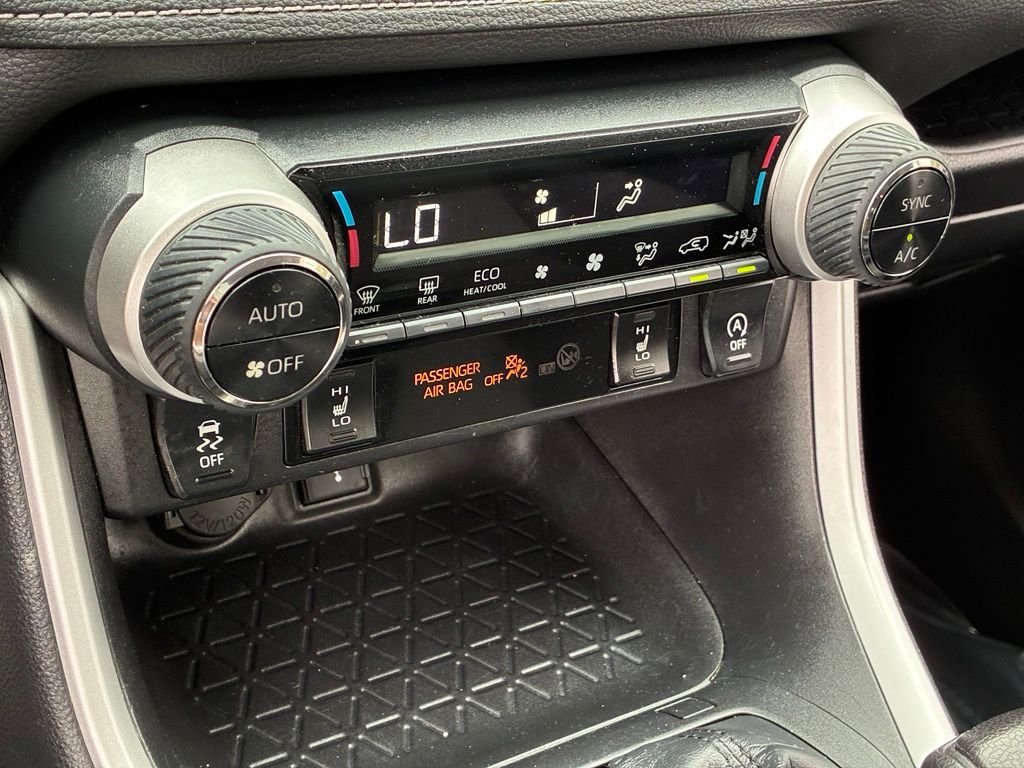 Used 2020 White Toyota XLE image 20