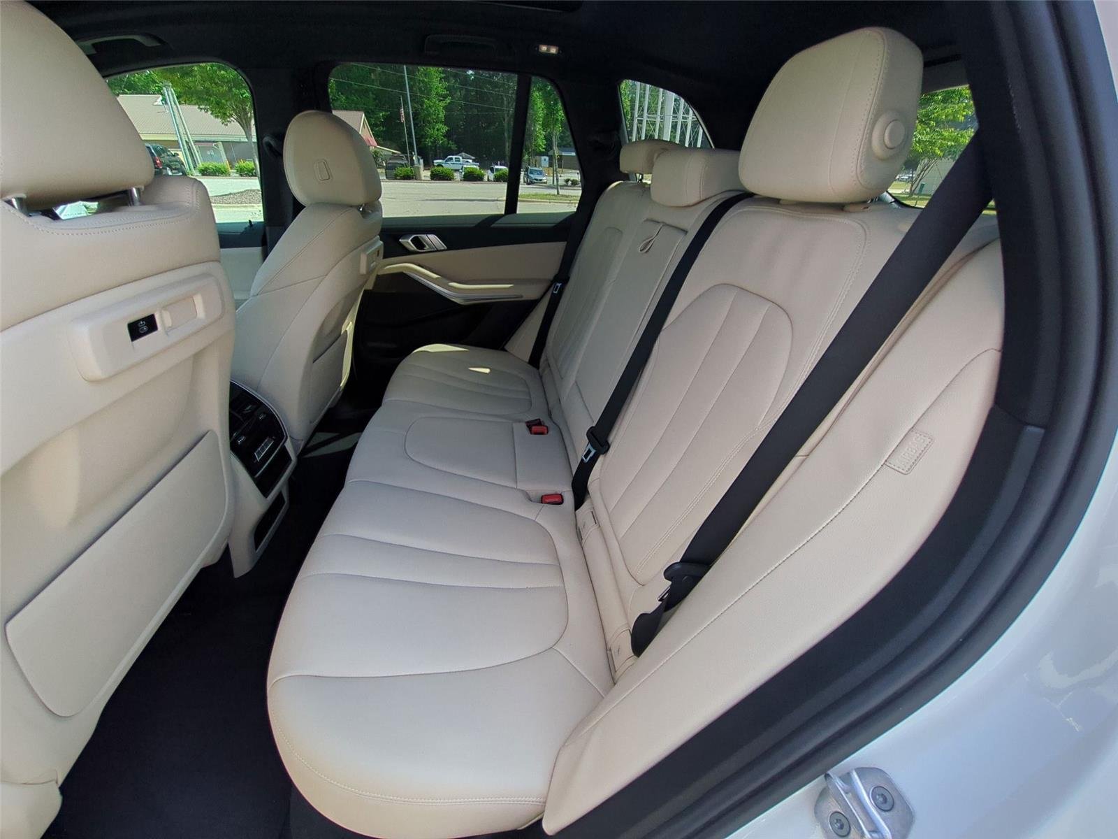 Used 2022 Alpine White BMW sDrive40i image 34