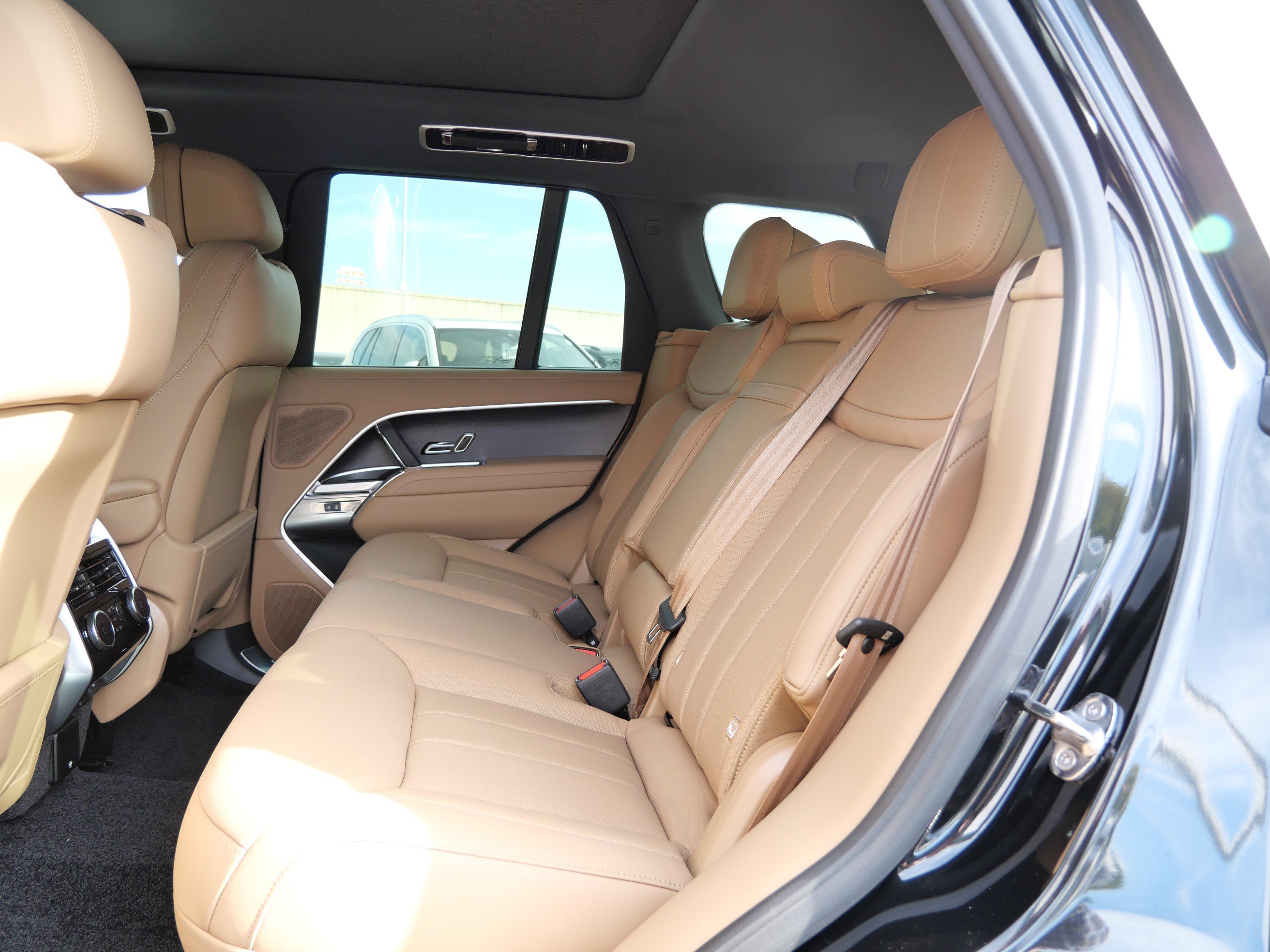 New 2027 Santorini Black LAND ROVER SE image 6
