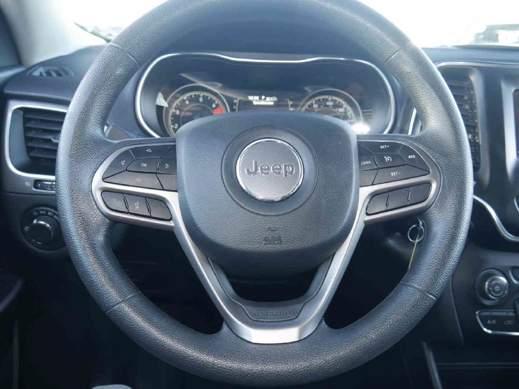 Used 2021 Silver Jeep Latitude image 30