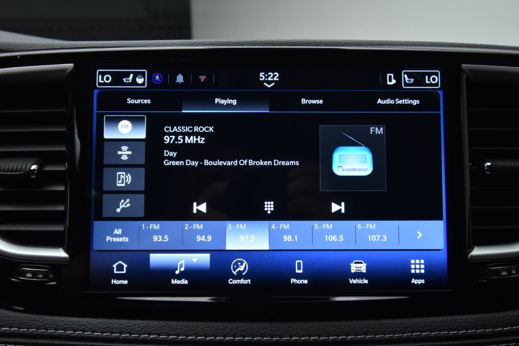 New 2027 Diamond Black Crystal Pearl-Coat Paint Chrysler Select image 18
