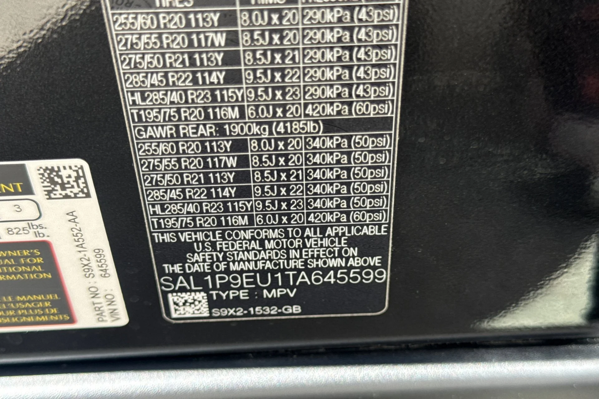 New 2026 SANTORINI BLACK Land Rover SE image 29