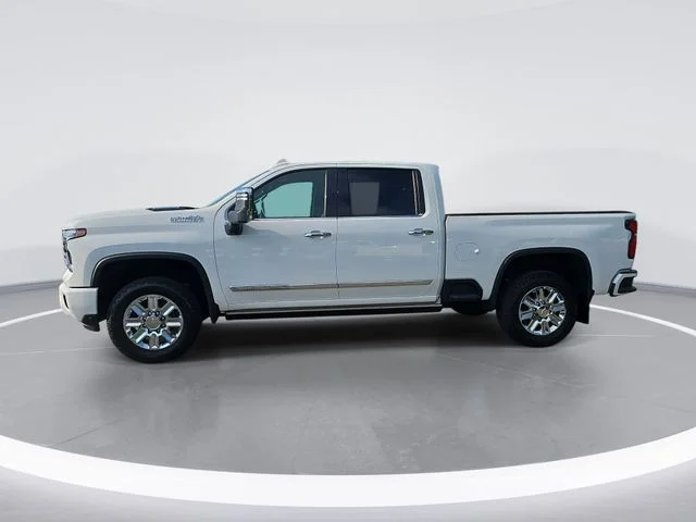 Used 2024 White Chevrolet High Country image 2