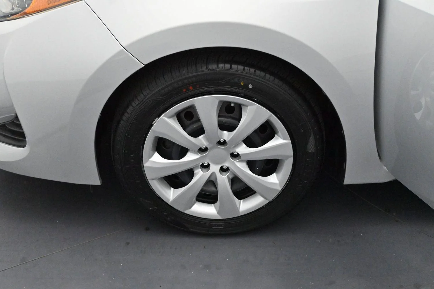 Used 2019 Classic Silver Metallic Toyota LE image 28