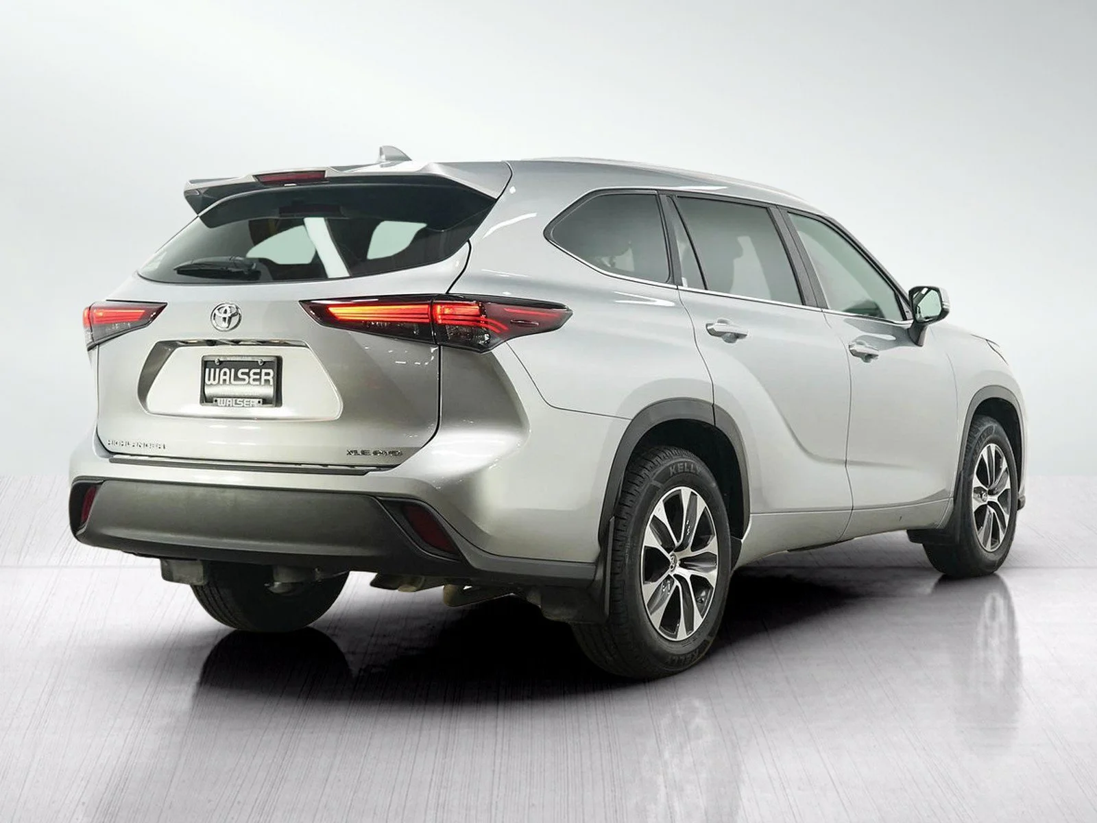 Used 2024 Silver Toyota XLE AWD (Natl) image 5