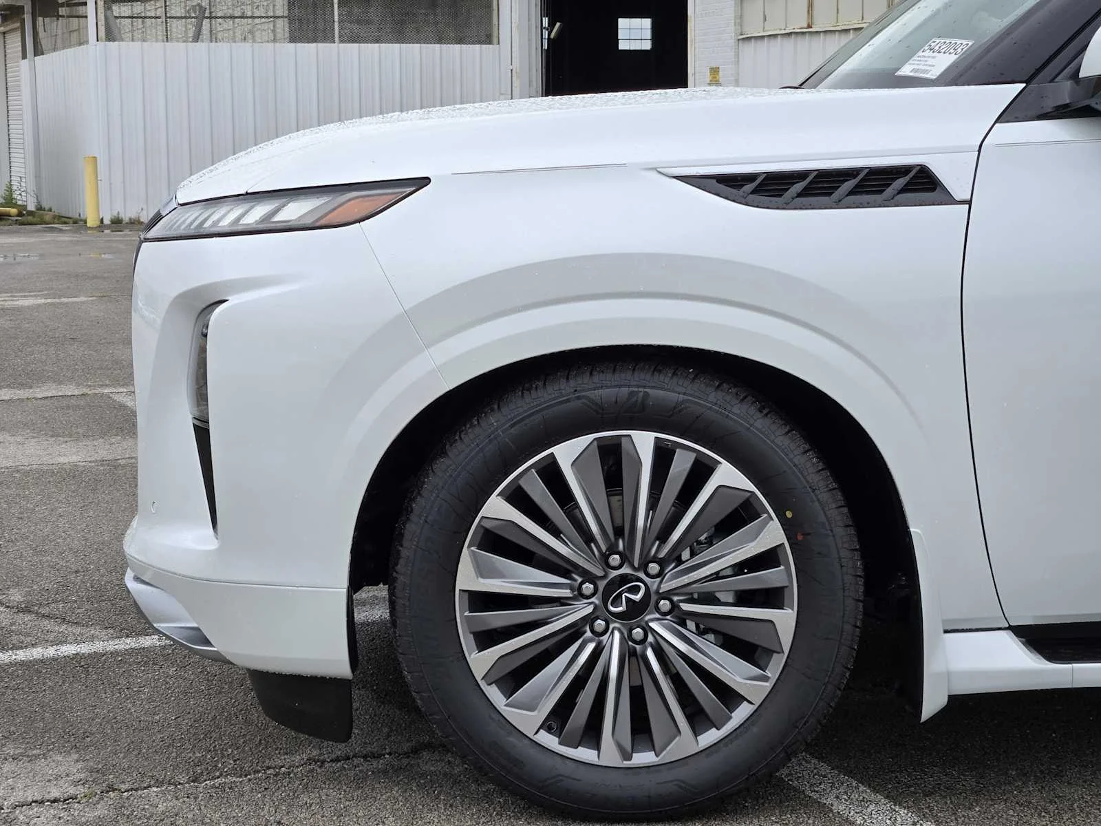 New 2026 RADIANT WHITE INFINITI Luxe 2WD image 6