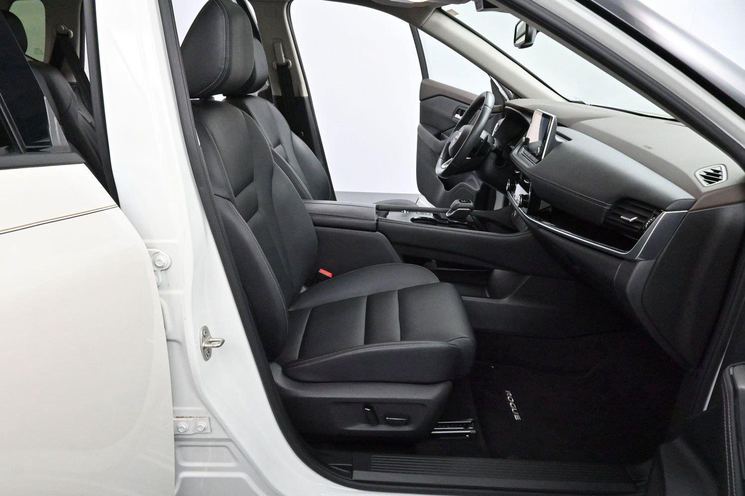 Used 2023 Pearl White Tricoat/Super Black Nissan SL image 32