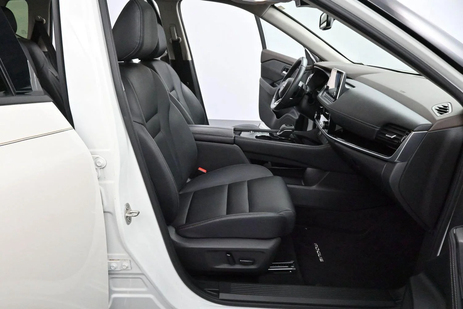 Used 2023 Pearl White Tricoat/Super Black Nissan SL image 32