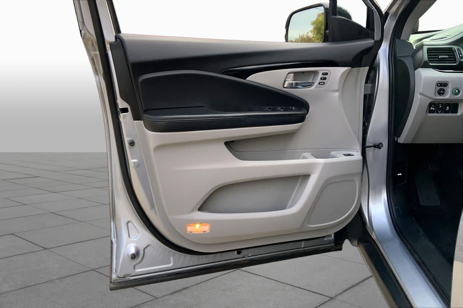 Used 2020 Lunar Silver Metallic Honda Elite image 22
