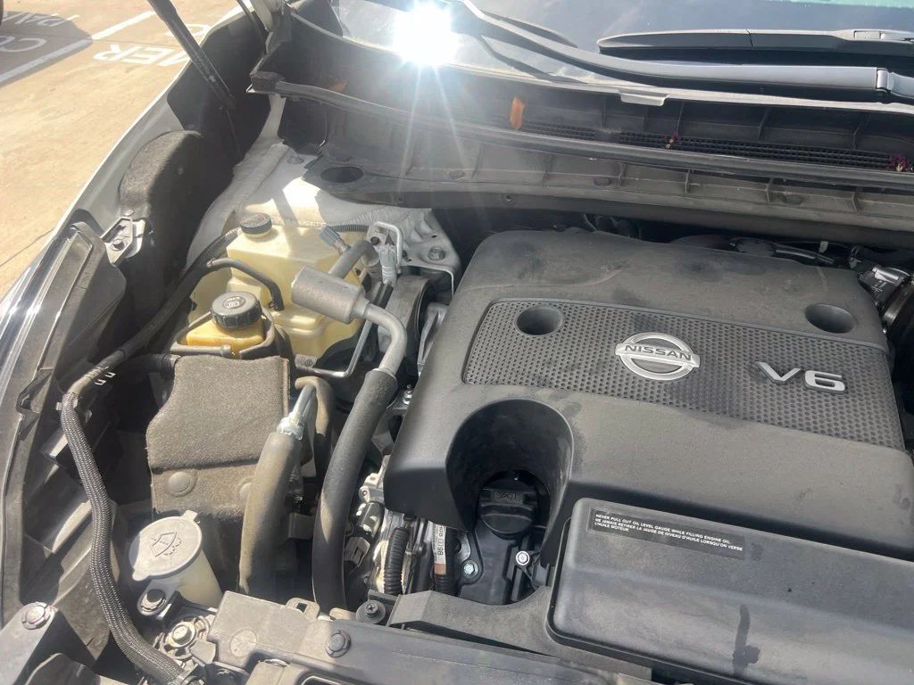Used 2022 White Nissan SL image 16