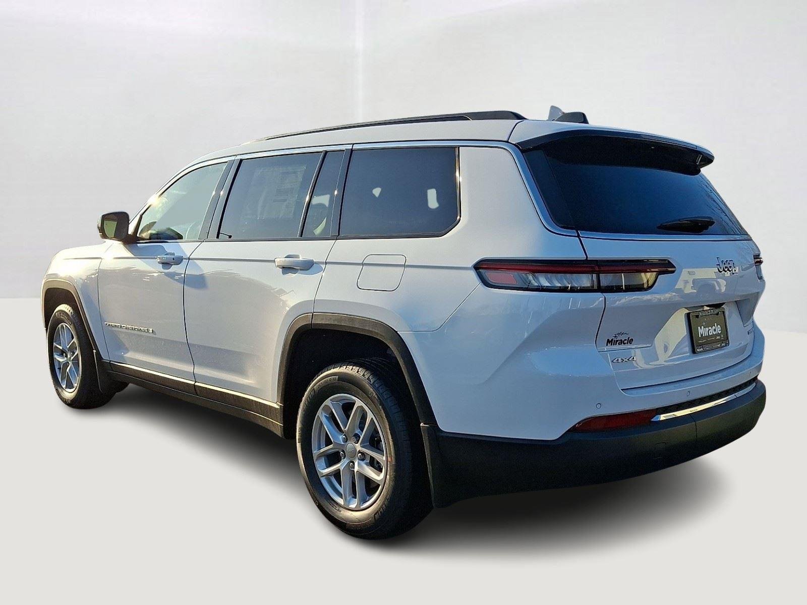 New 2026 Bright White Clear-Coat Exterior Paint Jeep Laredo X image 5