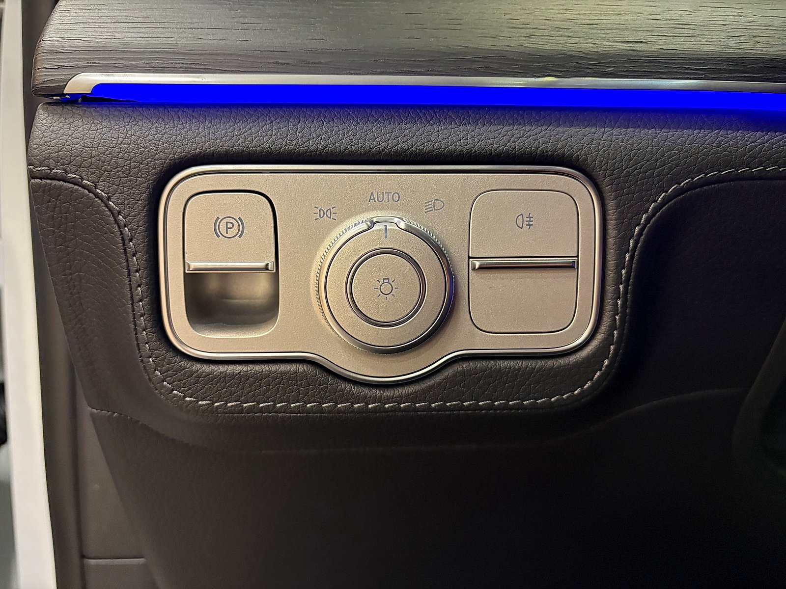 New 2027 MANUFAKTUR Moonlight White Metallic Mercedes-Benz AMG® GLE 53e image 18