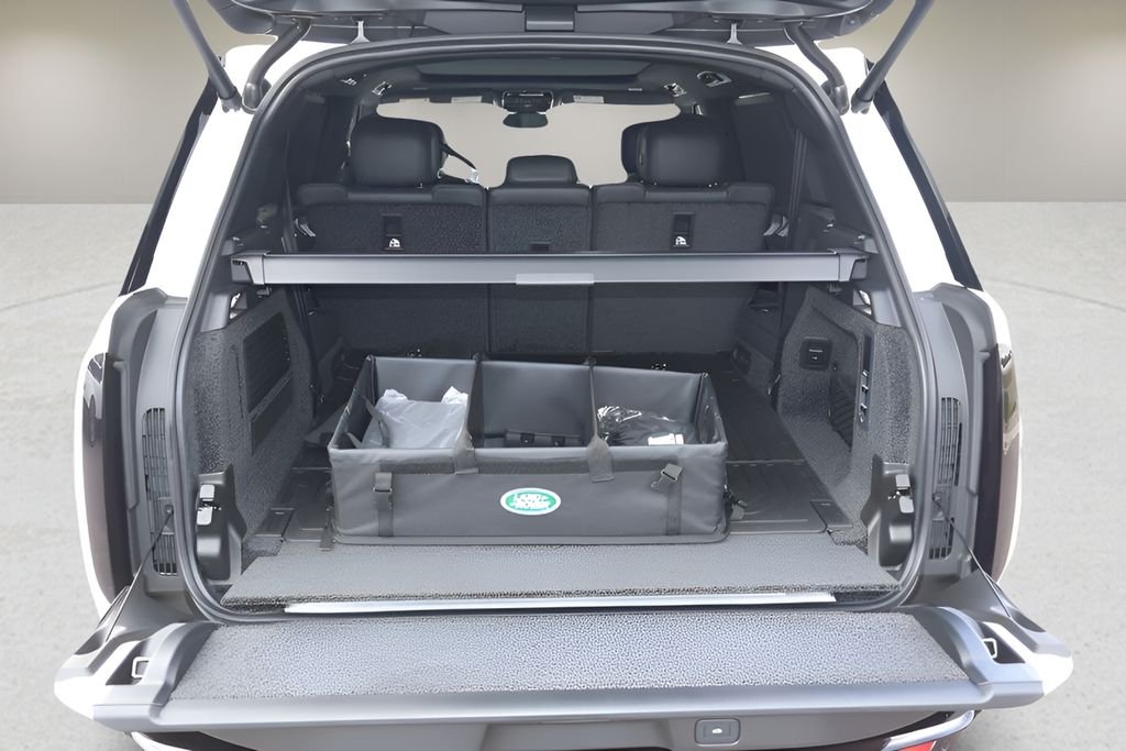 New 2026 Fuji White Land Rover SE image 15
