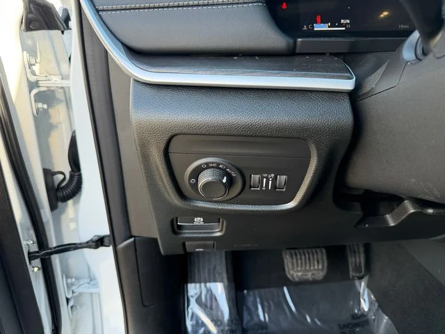 New 2026 White Jeep Altitude image 19
