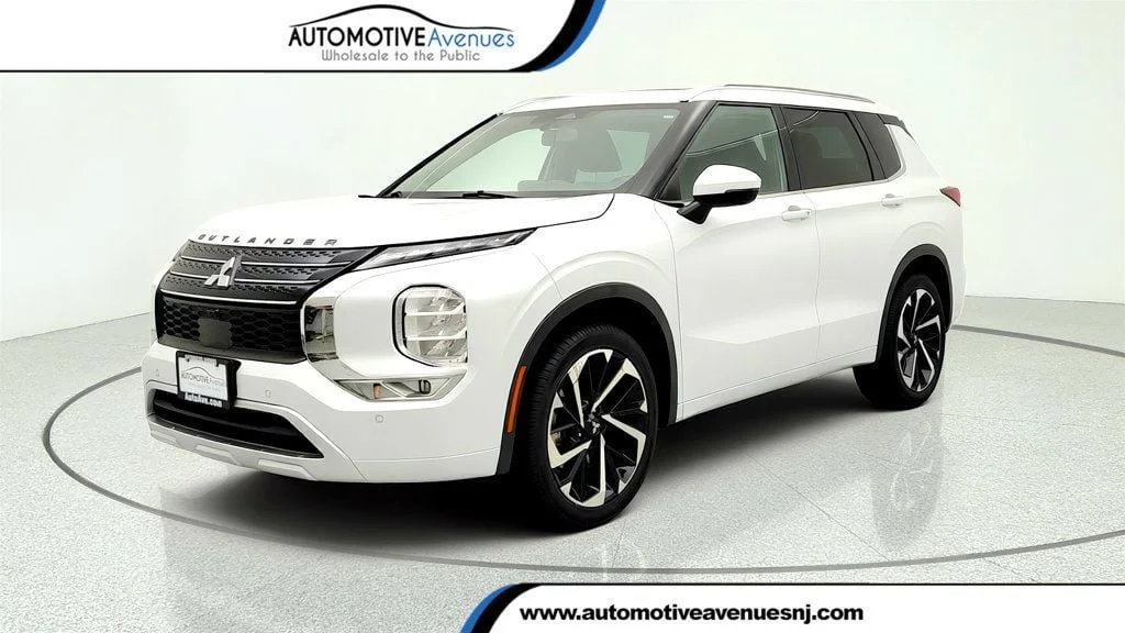 2023 Mitsubishi Outlander SEL 2WD's photo