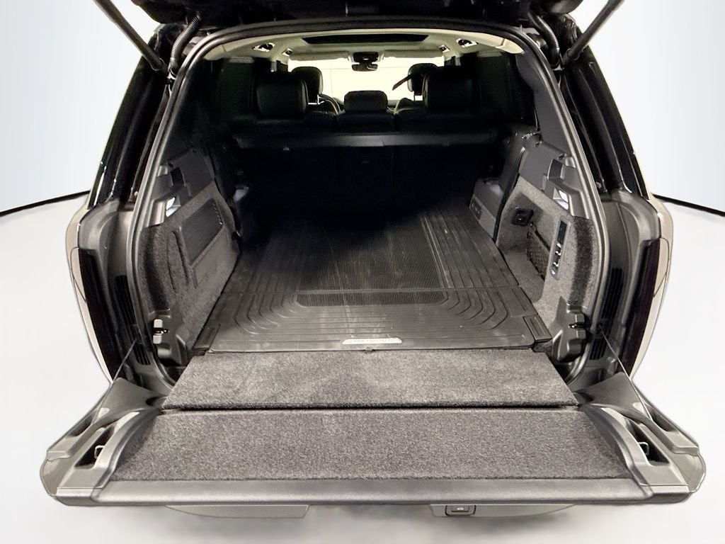 New 2026 Santorini Black Land Rover SE image 28